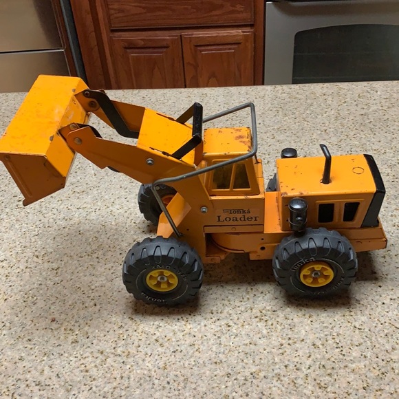 Vintage Early 1970’s Yellow Tonka Mighty Loader.Wheels Roll & loader works.